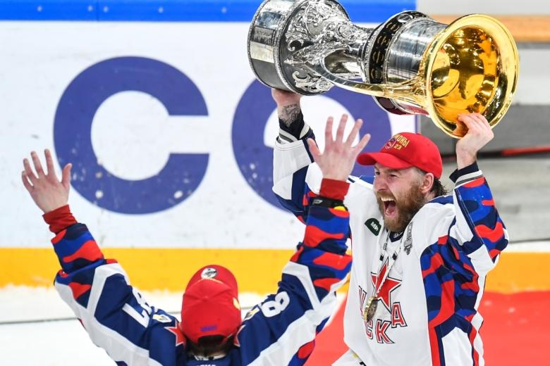 Игрок ПХК ЦСКА Никита Нестеров с Кубком Гагарина КХЛ после победы в 7-м матче финальной серии плей-офф Кубка Гагарина Континентальной хоккейной лиги между ХК «Ак Барс» (Казань) и ПХК ЦСКА (Москва)