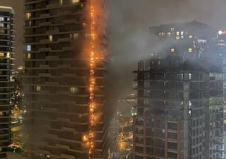 Сильный пожар произошел в небоскребе в Стамбуле