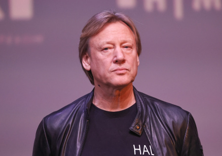 Суд наложил арест на автомобиль актера Харатьяна