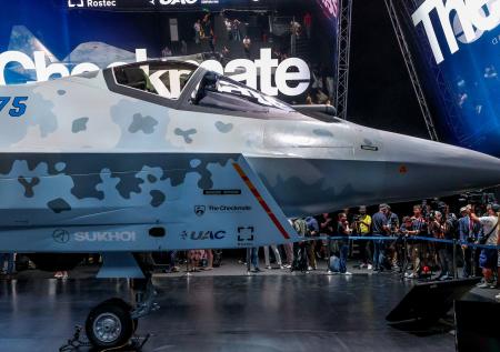 Новый легкий истребитель Су-75 получит сразу три кабины: зачем они нужны