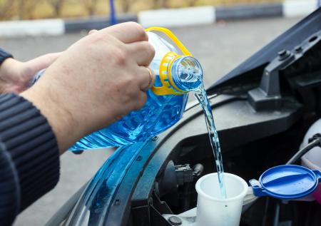 Зеленые незамерзайки лучше синих? Как купить омывайку и не отравиться