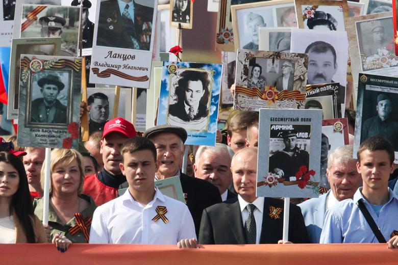 Президент России Владимир Путин (второй справа) во время акции памяти "Бессмертный полк" на Красной площади в День Победы