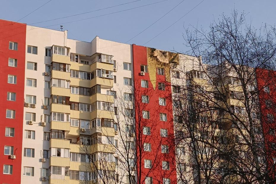 Кровля дома, поврежденная из-за падения обломков сбитого БПЛА на Домодедовской улице в Москве