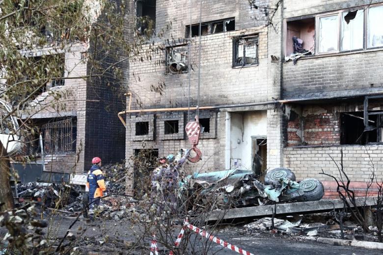 Вид на сгоревший жилой дом в районе места падения боевого самолета Су-34