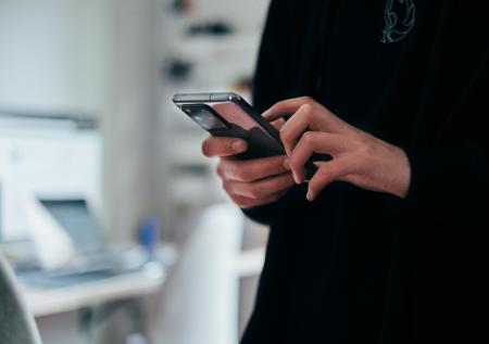 Россиянам рассказали, как часто нужно протирать экран смартфона салфетками