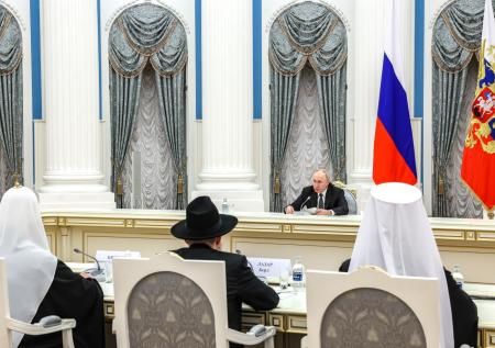 Путин заявил, что с тревогой в сердце следит за событиями на Святой земле