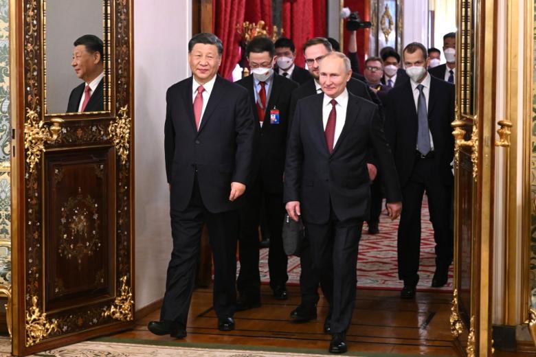 Владимир Путин с председателем Китайской Народной Республики Си Цзиньпином перед началом российско-китайских переговоров в узком составе