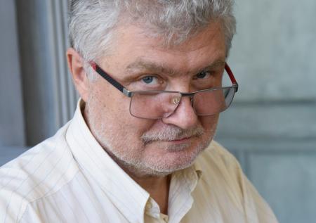Писатель Юрий Поляков назвал Бузову во МХАТе «гнилой вишенкой на торте»
