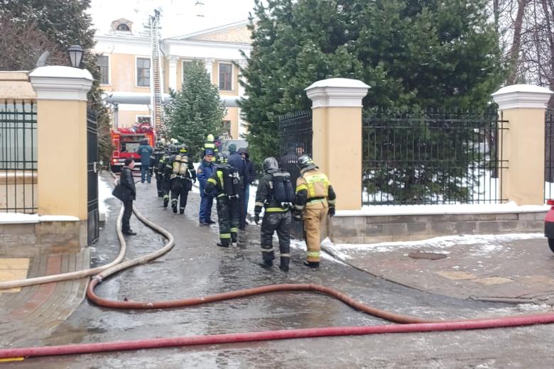 Оперативные службы на месте пожара в здании усадьбы Лопухиных