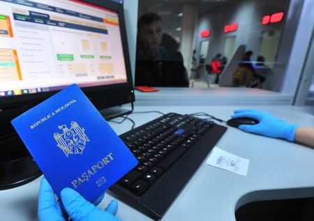 Глава СПЧ предлагает отменить для мигрантов экзамен по русскому и истории