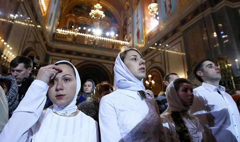 Православные верующие во время праздничного богослужения в храме Христа Спасителя