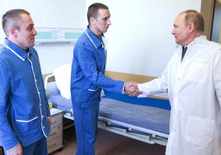 Путин посетил раненных на Украине бойцов в военном госпитале