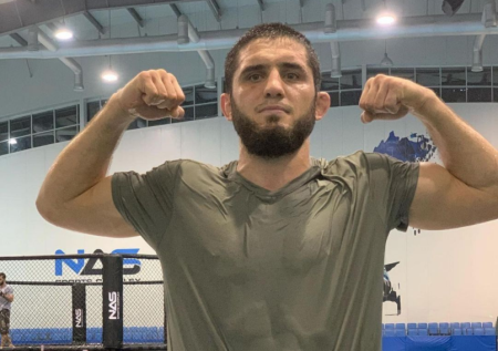 Появилось видео болевого приёма Махачева в бою против Хукера на UFC 276