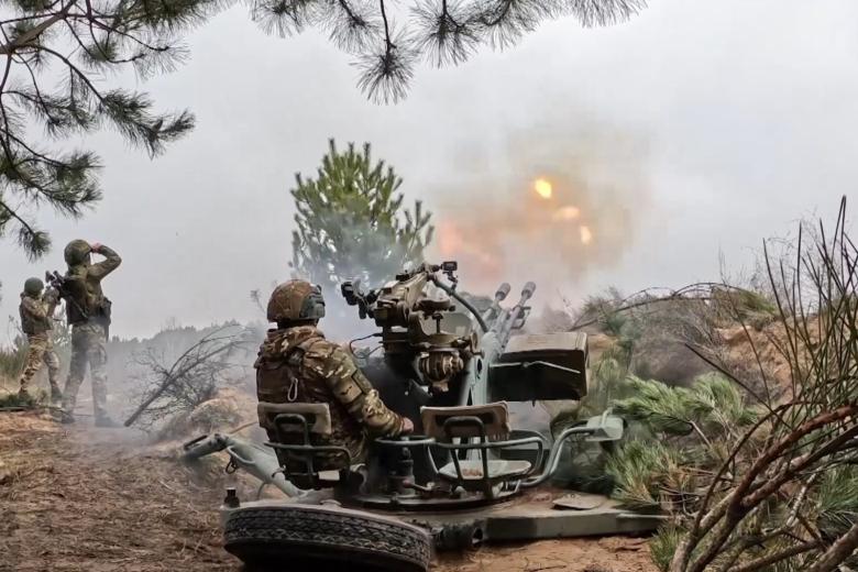 Военнослужащие подразделения противовоздушной обороны ВДВ группировки войск «Днепр» во время боевой работы зенитной установки ЗУ-23-2 в зоне специальной военной операции