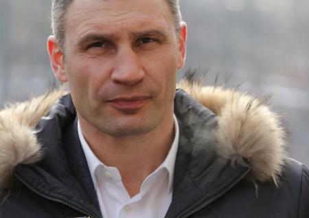 Кличко сделал селфи с девушкой на похоронах мэра Харькова Кернеса