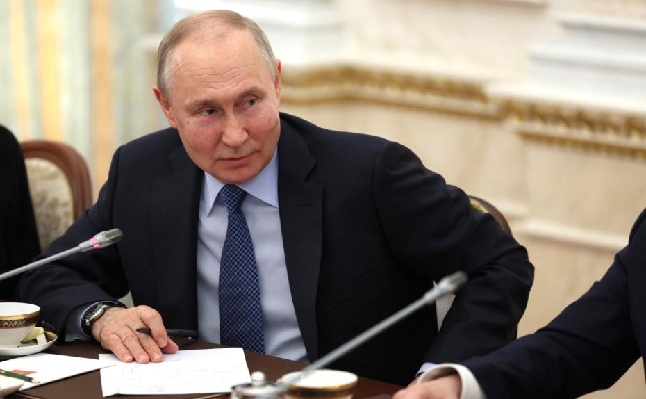 Президент РФ Владимир Путин проводит встречу с военными корреспондентами в Кремле