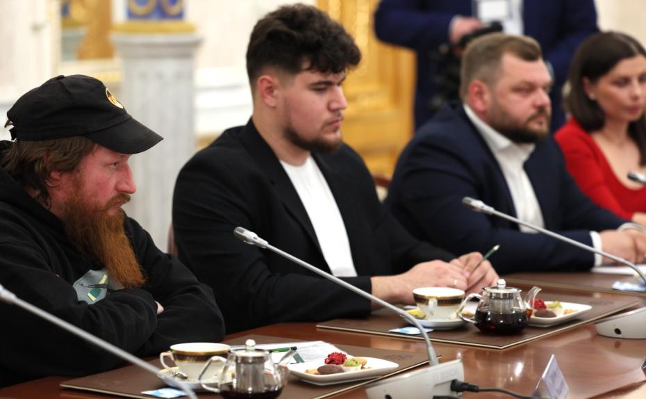 Российский блогер, журналист и пропагандист, генеральный директор ООО «Варгонзо» Семен Пегов (слева) во время встречи президента РФ Владимира Путина с военными корреспондентами в Кремле