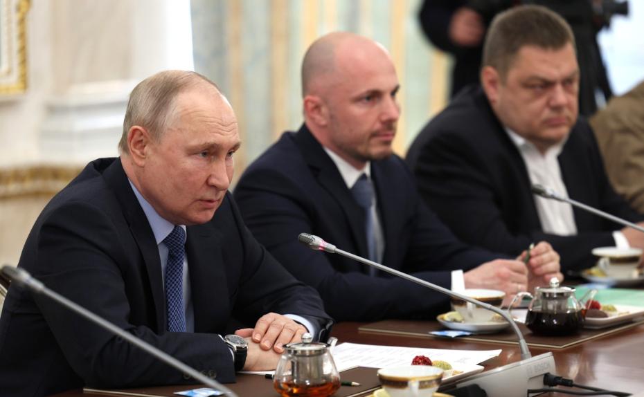 Президент РФ Владимир Путин проводит встречу с военными корреспондентами в Кремле
