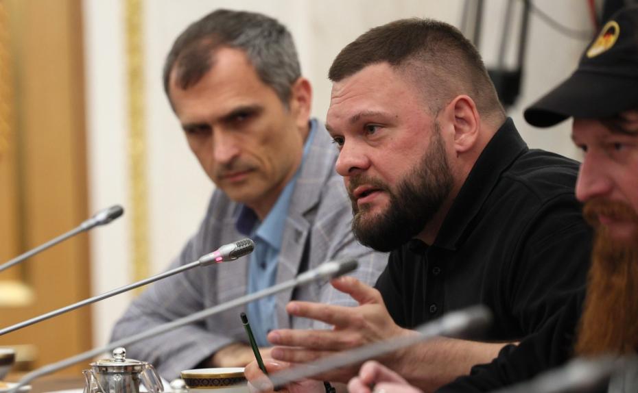 Руководитель бюро ВГТРК на Ближнем Востоке и в Северной Африке Евгений Поддубный (в центре) во время встречи с президентом РФ Владимиром Путиным в Кремле