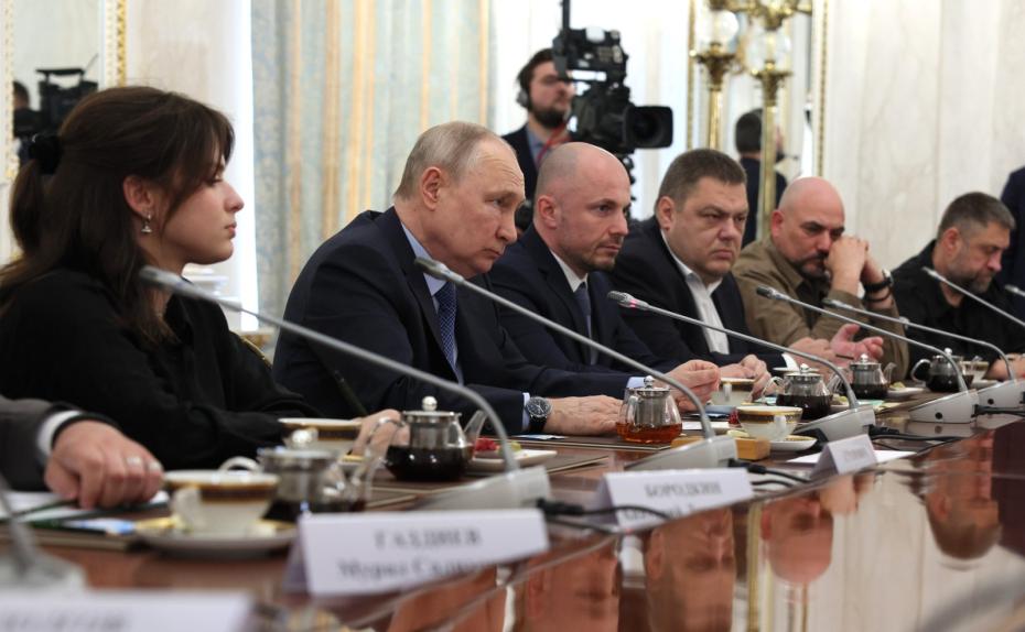 Президент РФ Владимир Путин проводит встречу с военными корреспондентами в Кремле