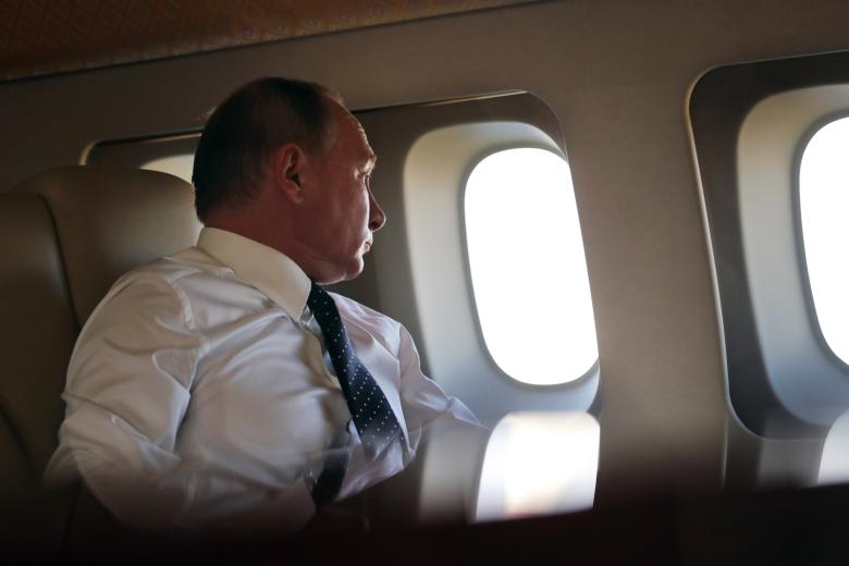 Президент России Владимир Путин во время перелета
