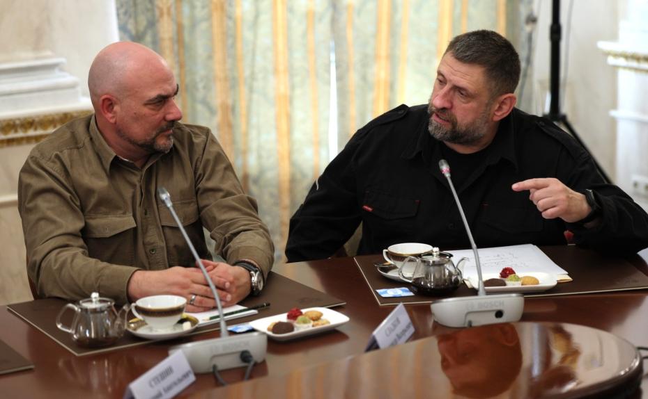 Военный корреспондент АО «ИД «Комсомольская правда»» Дмитрий Стешин (слева) и специальный корреспондент ДИП «Вести» ВГТРК Александр Сладков во время встречи президента РФ Владимира Путина с военными корреспондентами в Кремле