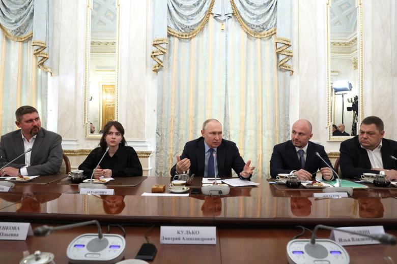 Президент РФ Владимир Путин проводит встречу с военными корреспондентами в Кремле. Слева — Екатерина Агранович. Справа налево —  Илья Ушенин и Андрей Филатов