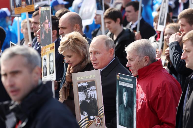 Президент РФ Владимир Путин (в центре) во время акции памяти «Бессмертный полк» на Красной площади в День Победы