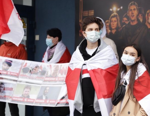 Екатерина Снытина (в центре), акция протеста в Вильнюсе в поддержку @tutbylive напротив посольства РБ в Литве