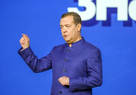 Медведев заявил о возвращении к власти семьи Обамы при победе Харрис