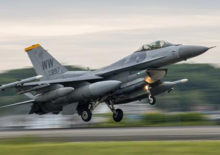 В ГД заявили, что поставки США F-16 на Украину не изменят хода СВО