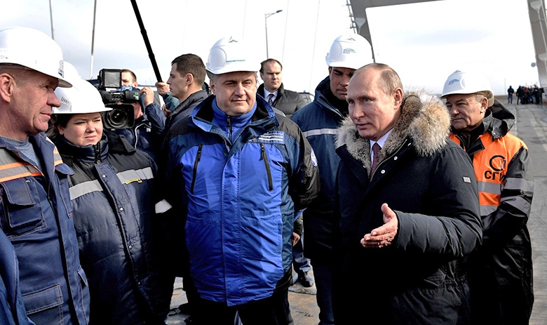 Президент РФ Владимир Путин во время осмотра готового участка автодорожной части Крымского моста
