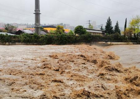 Уровень воды в реках Сочи поднялся до опасных отметок