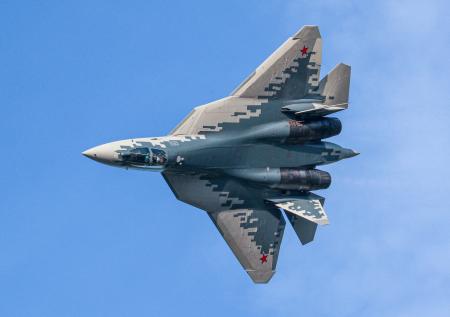 «Красивый убийца»: показанный на параде Победы Су-57 восхитил американцев