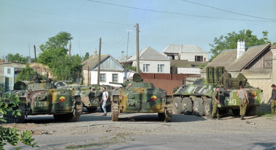 Военная техника федеральных войск на улицах города Будённовска