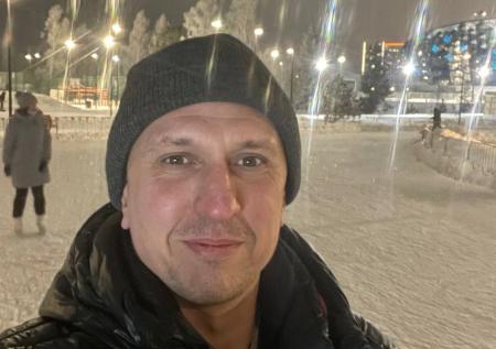 Новосибирский депутат появился перед коллегами с иноагентской табличкой