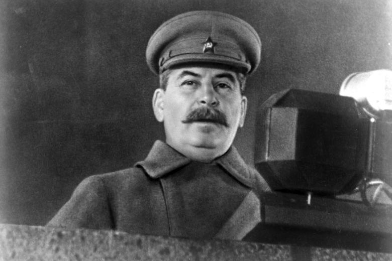 Иосиф Виссарионович Сталин выступает с речью на военном параде на Красной площади 7 ноября 1941 года
