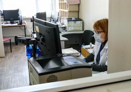 Инфекционист призвал при лёгкой форме «омикрона» не идти в поликлинику