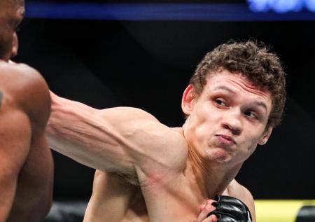 Российский боец UFC нокаутировал американца на последней секунде поединка