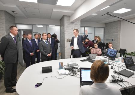 Медведев проверил заводы «СИБУРа» с помощью зажигалки