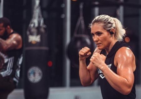 Алдана нокаутировала Куницкую на UFC 264 в Лас-Вегасе