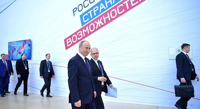 Владимир Путин и Сергей Кириенко на встрече с победителями и финалистами проектов форума «Россия — страна возможностей»