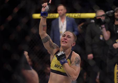 Намаюнас нокаутировала Чжан и вернула пояс чемпионки UFC