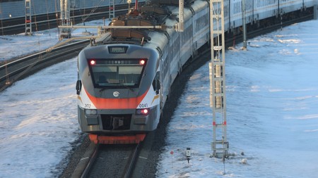 Пассажирский поезд застрял на полпути в Екатеринбург из-за снега