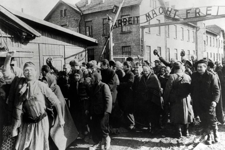 Освобождённые узники лагеря. 1945 год
