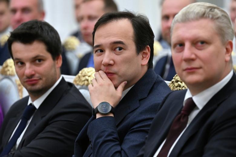 Дмитрий Ким (в центре)