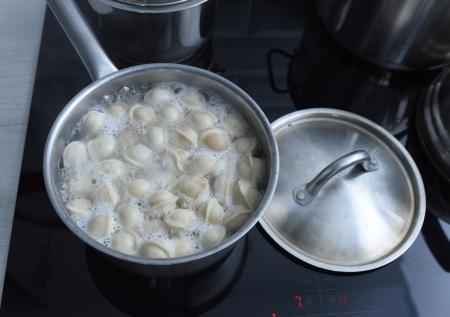 Как сварить пельмени с бульоном: максимально сочно и сытно