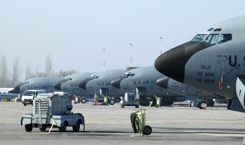 Самолёты ВВС США на американской авиабазе «Ганси», расположенной на территории киргизского международного аэропорта Манас