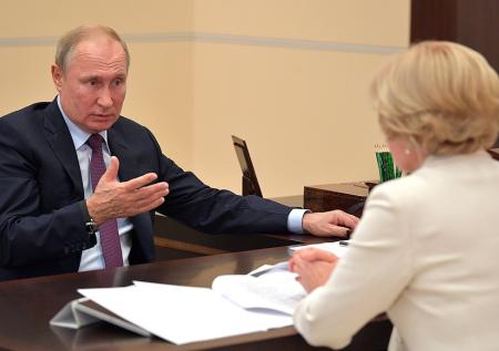 Путин и Голодец обсудили ситуацию с документальным кино
