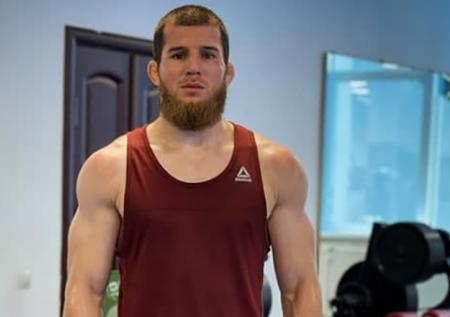 Раисов победил Махно на турнире Fight Nights в Сочи за счёт травмы глаза